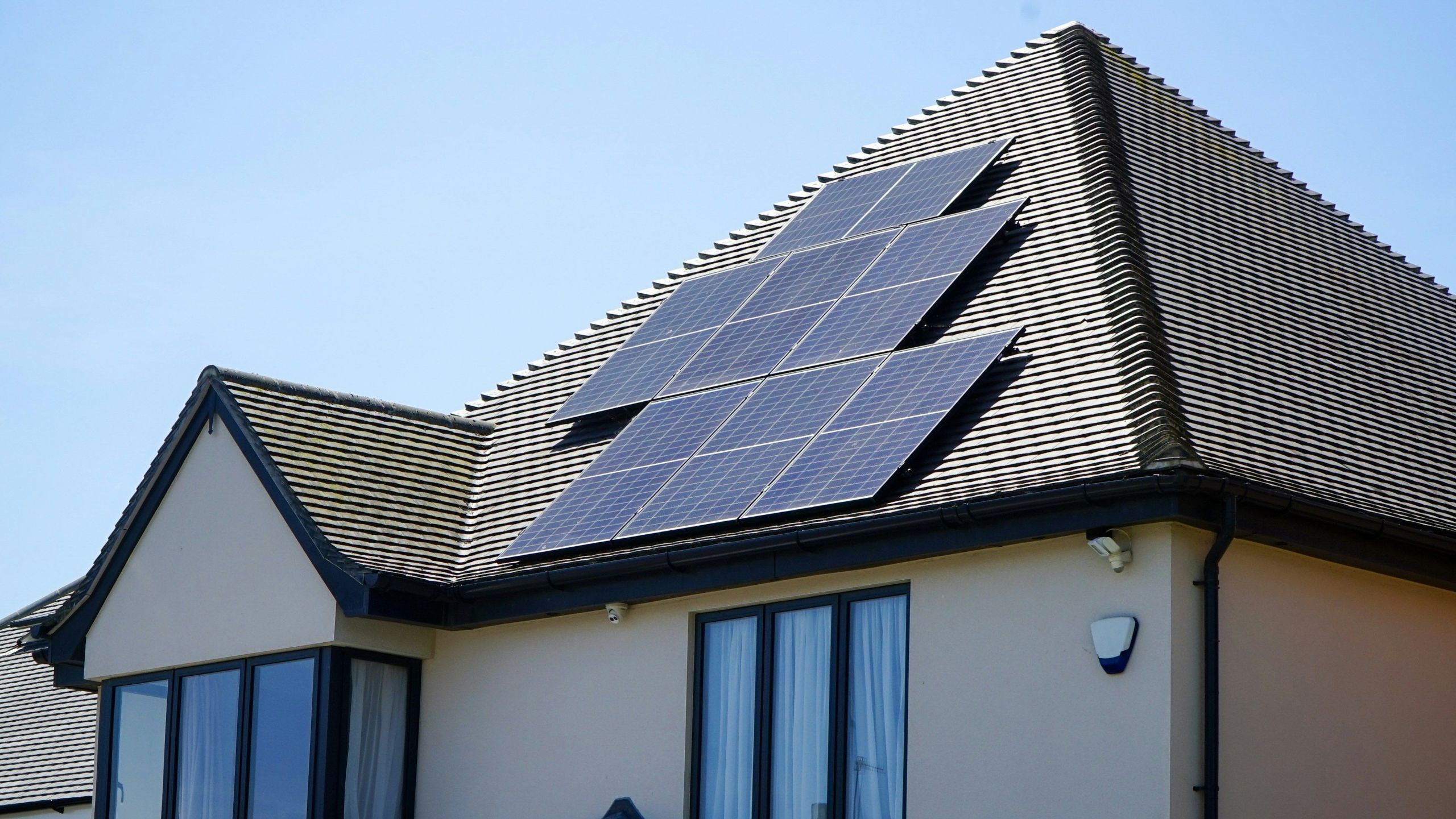 Požarna varnost sončne elektrarne: kaj preveriti pred nakupom ali uporabo
